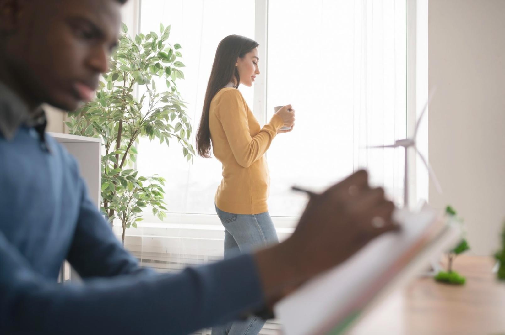 Équipe de consultants analysant des rapports financiers lors d'une réunion de travail